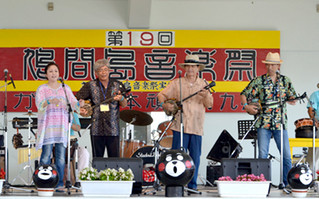 約１４００人が詰め掛けた第19回鳩間島音楽祭＝３日午後、野外ステージ
