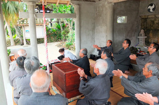 「四月大願い」で作物の出穂を祈願する神司と竹富公民館の役員ら＝22日午後、西塘御嶽