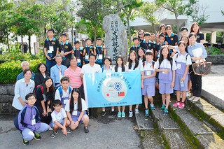 中山義隆市長を表敬した台湾蘇澳鎮の南安國民中と岳明國民小の児童生徒たち＝25日午後、市役所