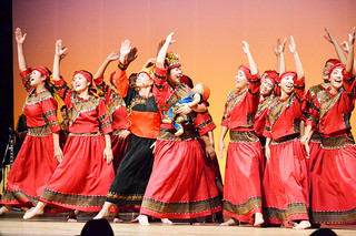 踊りとともに美しいハーモニーが会場を包んだパイワン族の「月桃の愛」＝26日夜、市民会館大ホール