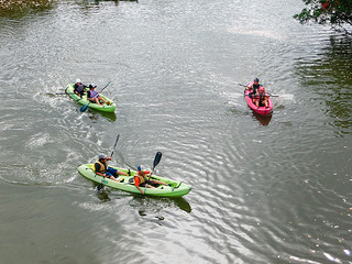 後良川でカヌー体験を行う竹富町内の小学校５年生ら（町教育委員会提供）