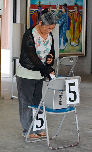 繰り上げ投票でひと足先に投票する有権者ら＝４日午前、竹富島まちなみ館