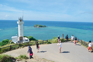 県内で唯一「恋する灯台」に認定された平久保崎灯台。観光スポットとしてにぎわいをみせている＝14日午後