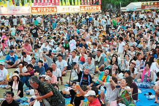 大勢の人でにぎわった「オリオンビアフェスト２０１６in石垣」＝16日午後、新栄公園