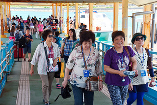 沖泊まりのゴールデンプリンセスからテンダーボートで石垣島に上陸する乗客ら＝５月７日午後、石垣港離島ターミナル
