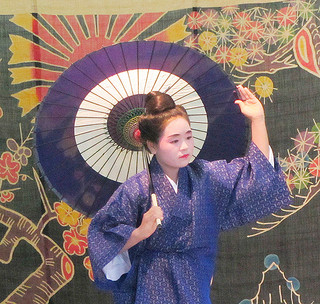 「日傘」を踊る中学生の田島吟さん＝17日、町保健センターホール