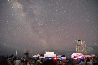 石垣島の夜空に輝く星がイベントに訪れた人々を魅了した＝６日午後８時47分撮影、南ぬ浜町緑地公園