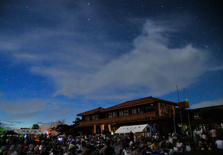竹富島ふれあい星まつりの星空観望会で、雲間からのぞく星々を楽しむ＝11日夜、竹富小中学校運動場