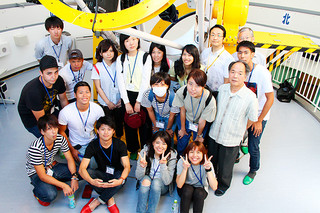 琉球大学と国立天文台が連携した「観測実習」に参加した学生ら＝29日夕方、石垣島天文台
