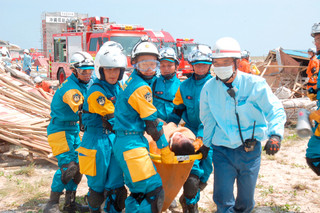 ２０１１年９月２日に石垣市で実施された県総合防災訓練。ことしは竹富町で初めて実施される（資料写真）