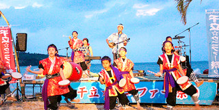 地域のバンドが出演しにぎわった「第20回砂浜芸能祭」＝８月28日、干立