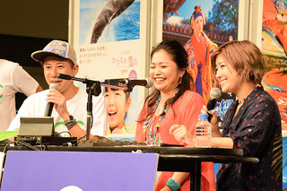 公開生放送のラジオ番組にゲスト出演した夏川りみさん（写真中央）＝19日、横浜市西区みなとみらい