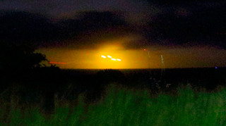 久宇良の西方の水平線上で確認されたオレンジ色の光＝９月29日午後８時すぎ（読者提供）