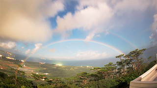 天文台の花山秀和研究員が撮影した「月虹」。アーチ状の月虹が二重に見える＝16日午後８時50分ごろ（石垣島天文台提供）