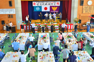 竹富町立鳩間小学校の創立１２０周年を記念した祝賀会。在校生や教職員、会場が一体となった校歌ダンス＝22日午後、同校体育館