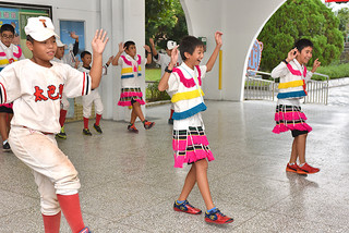 アミ族の伝統的な衣装を着てダンスを習う与那国の小学6年生＝16日午後、台湾花蓮県光復郷のタバロン小学校