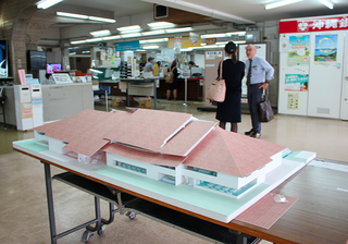 約１カ月間展示される新庁舎のイメージ模型＝22日午後、石垣市役所１階