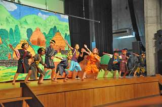 第７回西表島人文化祭の舞台の部。オリジナルの劇を披露した古見小学校の児童たち＝10日夜、中野わいわいホール