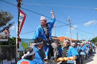 黒島東筋集落の伝統行事でにぎやかに行われた「大綱引き」＝28日午後