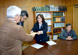 大得英信教育部長（左）に要望書を手渡す田本由美子元委員長（中央）ら＝21日午前、市教委