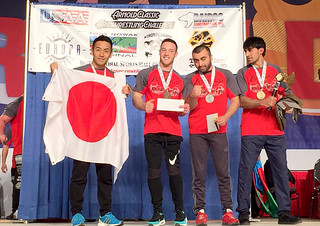 ４位に入賞し、メーンステージでメダルを受けた石川勇作（左）