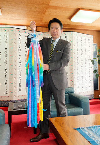 市民から寄せられた折り鶴の一部。中山義隆市長が東日本大震災追悼・復興祈念式にささげる＝９日午前、市長室