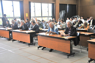 八重山農林高校創立80周年記念事業期成会の総会に出席するＯＢら＝25日午後、同校視聴覚室