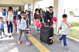 台湾直行便の運航再開で石垣島に訪れた台湾人観光客＝29日午後、南ぬ島石垣空港国際線ターミナルビル