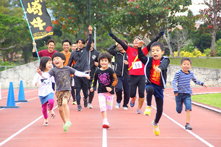 みんなの陸上競技石垣島ゆいまーるリレーマラソン＆ウォークに参加する人たち。子どもたちも楽しそう＝３月26日、石垣市中央運動公園陸上競技場（みんなの陸上競技実行委員会提供）