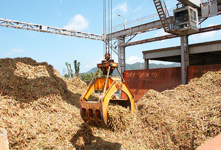 サトウキビの生産量が当初の見込みより増加し、フル回転で操業する石垣島製糖㈱＝５日午前