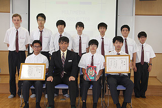 団体の部で優勝した八重山商工高校情報技術科の生徒ら＝16日、八商工