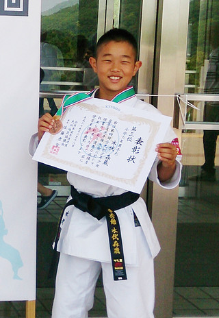 第４回全九州少年少女空手道選手権大会で３位に入った木伏森蔵（提供写真）