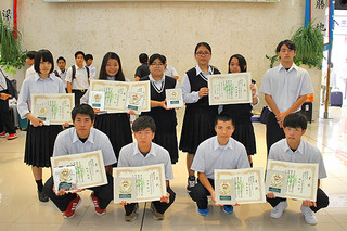 第65回沖縄県学校農業クラブ連盟大会で入賞した生徒ら＝１日午前、南ぬ島石垣空港