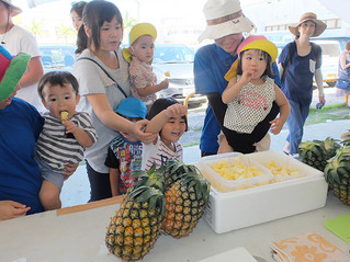 旬入りしたハワイ種の試食に大喜びの子どもたち＝１日午前、ＪＡファーマーズマーケットゆらてぃく市場
