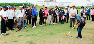第23回多良間村・各郷友会八重山島大会のグラウンドゴルフには２００人余りが参加した＝16日午後、多田浜パーク