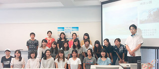 インターンシップの事前学習で石垣・八重山への理解を深めている麗澤大学の学生ら（麗澤大学提供）