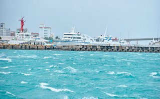 台風９号の接近で大しけとなった石垣港内＝29日午後、同港