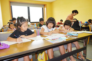 夏休みの宿題など学習に取り組む子どもたち＝１日午前、市立図書館