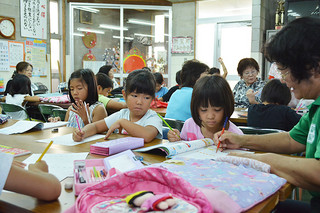 夏休み子ども居場所づくり・学習会で夏休みの宿題などに励む子どもたち＝２日午前、新栄町公民館