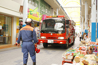 店舗外に商品などが並び、消防ポンプ車の進行に支障をきたしたユーグレナモール＝９日午後