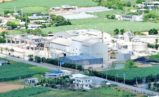 建設から56年が経過し、施設の老朽化、処理能力の低下を招いている石垣島製糖社の工場＝27日午前
