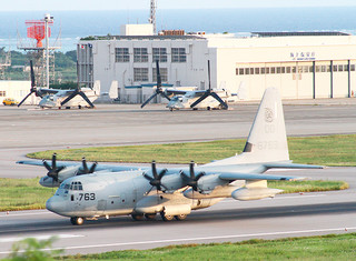 オスプレイの乗組員10人を乗せ、離陸する空中給油機。フィリピンに向かった＝９月30午後５時54分ごろ、南ぬ島石垣空港