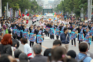 市民大パレードには37団体から約２０００人が参加。沿道にも多くの市民が繰り出した＝５日午後、ＪＡおきなわ八重山地区本部前