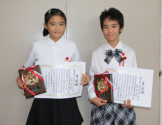 県善行児童に選ばれた比嘉桃花さん（左）と嵩田晄さん＝18日午後、浦添市中央公民館