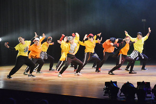 八重高ダンス部の第１回発表会でエネルギッシュなダンスを披露する部員たち＝26日夜、市民会館大ホール