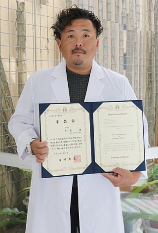 獣医学博士号を取得した船倉栄さん＝11日午後、八重山毎日新聞社