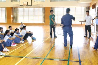 竹富小中学校の不審者対応訓練で正しい対応を学ぶ職員ら＝14日午前、同校