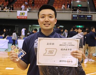 第68回西日本学生バスケットボール選手権大会で優秀選手賞を受賞した宮良出身の鈴木龍雄（提供写真）