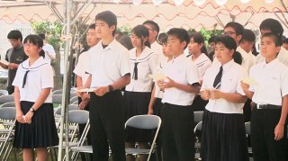「平和の詩」、「月桃の花」を歌う児童生徒ら＝23日、祖納の「平和の塔」前