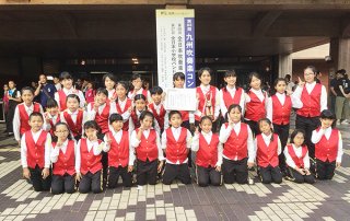 第63回九州吹奏楽コンクールで銀賞に輝いた登野城小学校器楽クラブ＝24日午後、熊本県立劇場